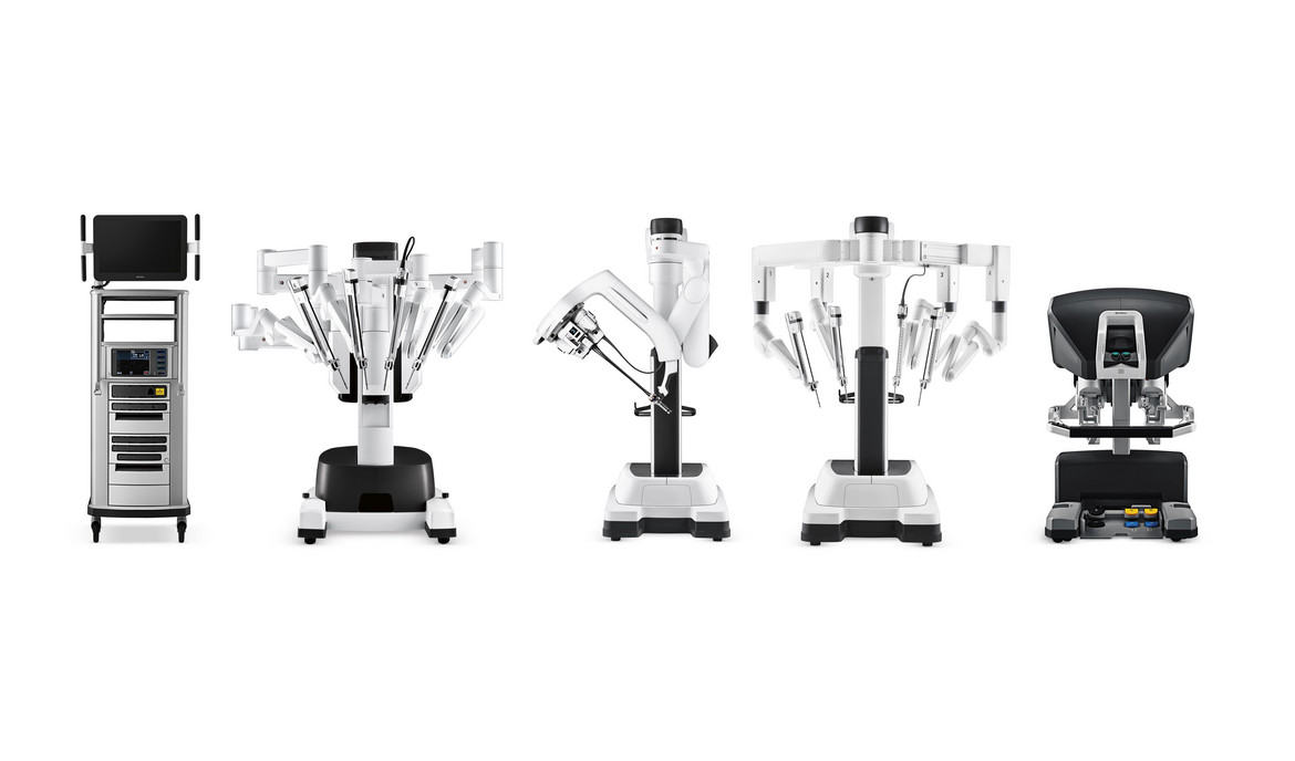 Der Videosystemwagen (links), der OP-Roboter (Mitte) und die Steuerkonsole (rechts).  © 2024 Intuitive Surgical Operations, Inc