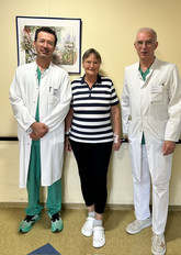 Chefarzt Priv.-Doz. Dr. med. Korff Krause (v.r.) mit Patientin Rosemarie Bohnhorst und Siymnd Mousa, Leitender Oberarzt, nach dem erfolgreichen Eingriff. Chefarzt Priv.-Doz. Dr. med. Korff Krause (v.r.) mit Patientin Rosemarie Bohnhorst und Siymnd Mousa, Leitender Oberarzt, nach dem erfolgreichen Eingriff.
