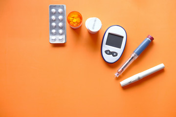 Medikamente und Diabetes Mittel auf orangem Hintergrund