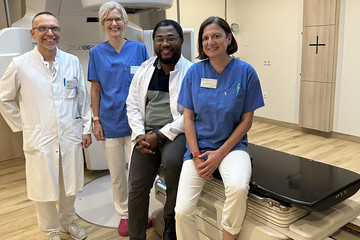 Das Team der Strahlentherapie unter Leitung von Chefarzt Dr. med. Hilko Strehl (l.) mit dem neuen Linearbeschleuniger.