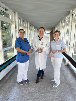 Sie haben den Wundpreis nach Rotenburg geholt: Alexandra Wilken (l.) und Elena Libich (r.) mit Chefarzt Dr. Michael Feldmann.